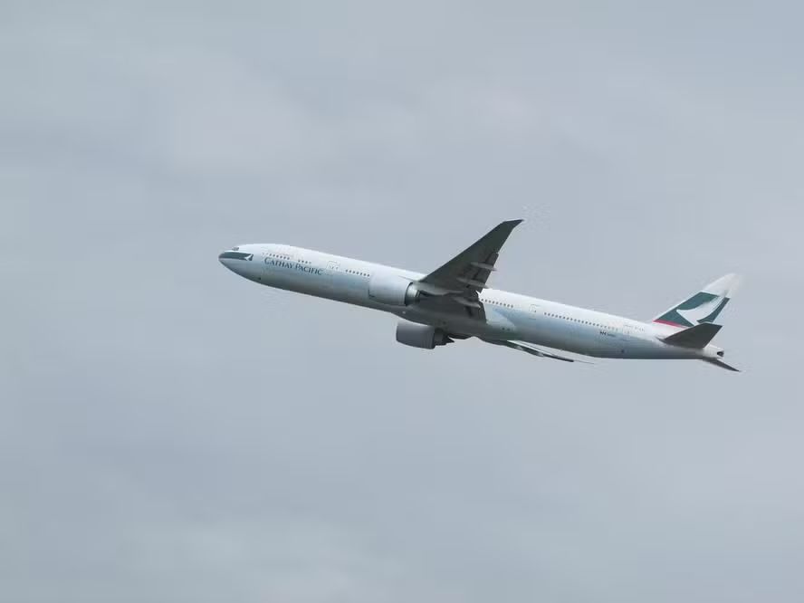 passageiro-tenta-abrir-porta-de-aviao-durante-voo-e-e-preso