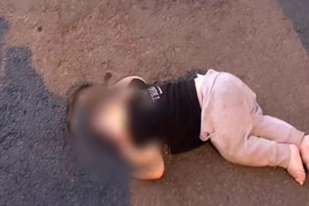 bebe-de-um-ano-e-encontrado-sozinho-no-meio-da-rua;-veja