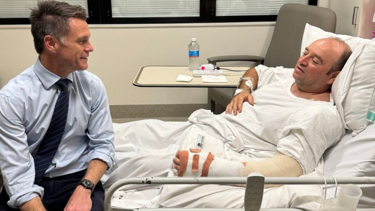 ataque-na-australia:-heroi-que-desarmou-atirador-aparece-em-primeira-foto-apos-cirurgia