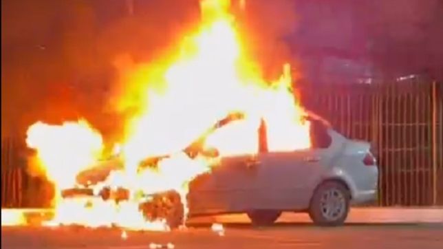 carro-com-quatro-pessoas-pega-fogo-em-grande-avenida;-veja-video