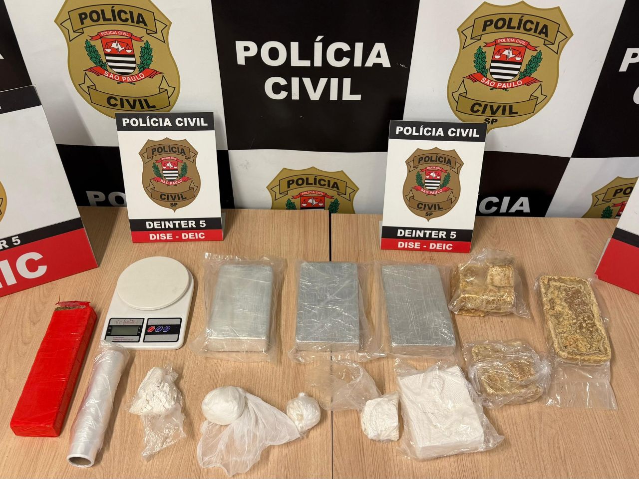 cozinheira-e-presa-por-trafico-em-frente-a-escola-municipal