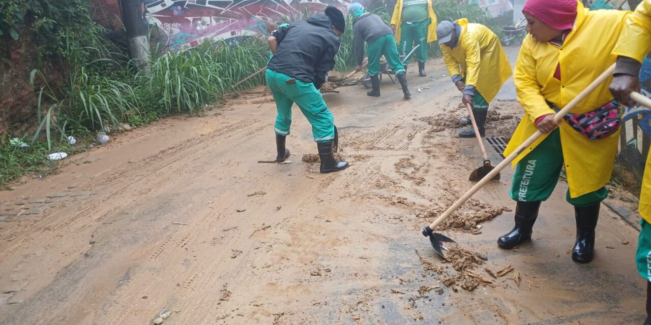 temporal-faz-petropolis-emitir-alerta-extremo-e-fechar-escolas-e-lojas