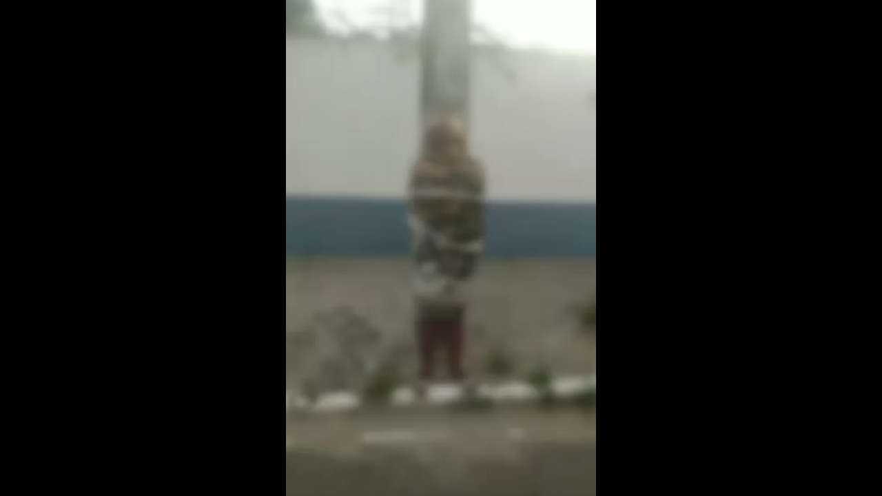 homem-e-amarrado-em-poste-apos-suposto-caso-com-adolescente;-veja