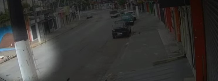 veja-momento-em-que-policial-e-assassinado-com-a-propria-arma