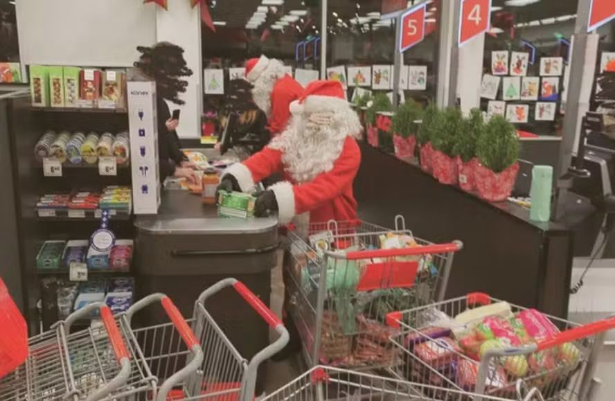 roubo-de-natal:-gangue-de-elfos-comandada-por-papais-noeis-assalta-mercado