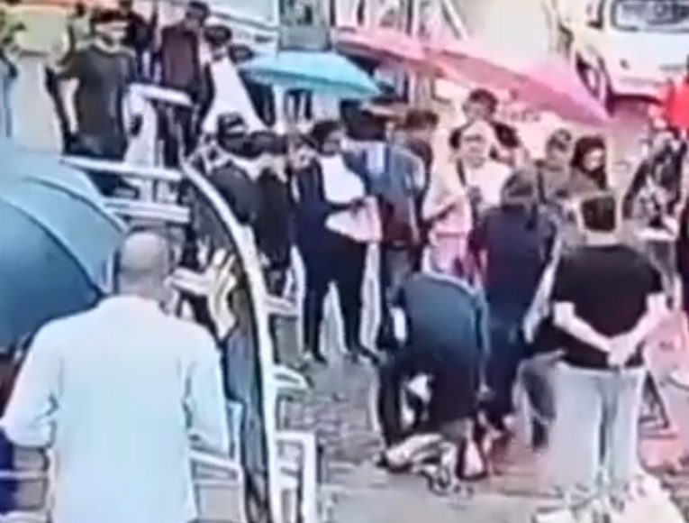 durante-encontro-com-o-ex-em-shopping,-mulher-e-surpreendida-da-pior-forma;-veja