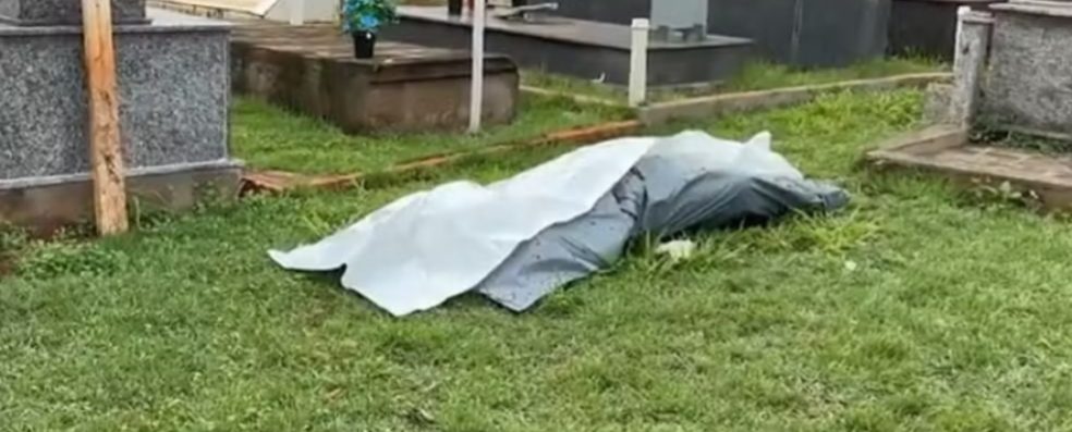 cadaver-e-abandonado-em-gramado-de-cemiterio-e-motivo-choca
