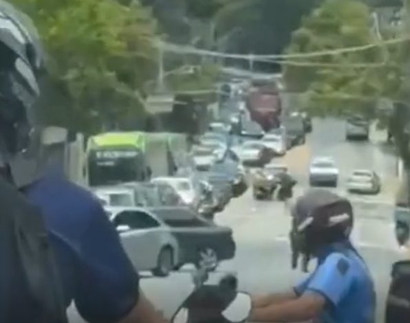 video:-suspeitos-trocam-tiro-com-a-policia-apos-roubo-em-farmacia