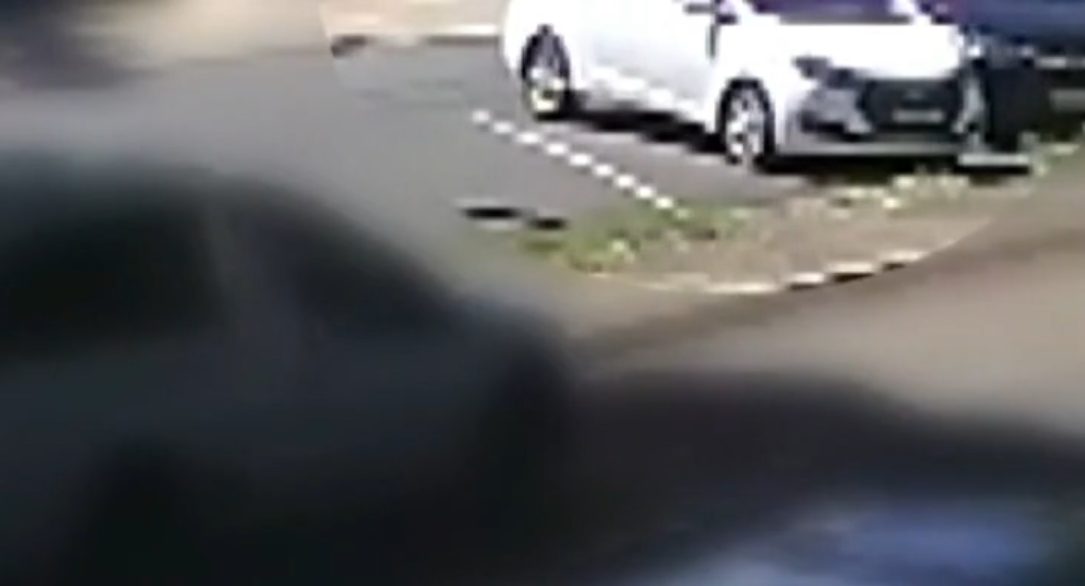 video:-idosa-perde-o-controle-de-carro-automatico-e-o-pior-acontece