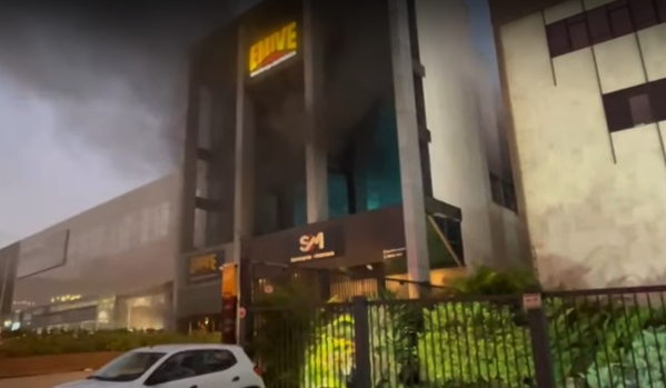 veja-momento-em-que-fogo-toma-conta-de-predio-comercial