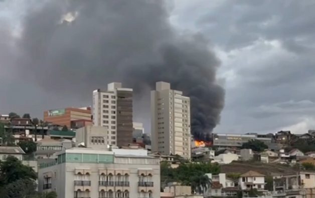 video:-incendio-de-grandes-proporcoes-toma-conta-de-predio-de-cinco-andares