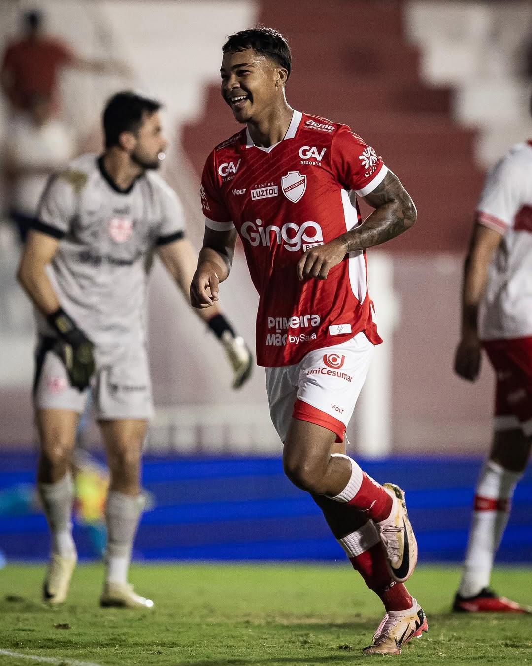jogador-de-futebol-e-acusado-de-agredir-mulher-em-bar;-veja-imagens
