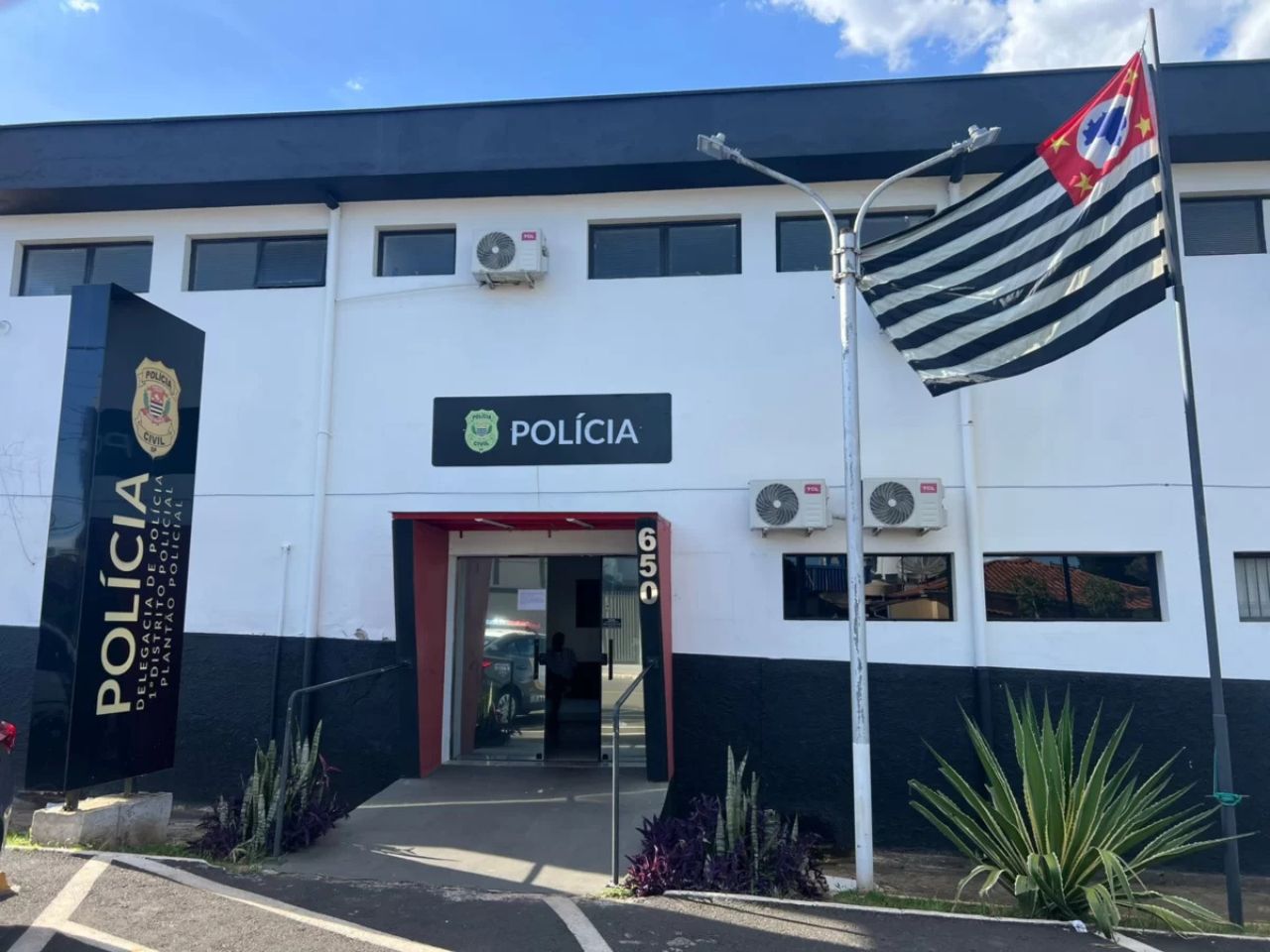 seis-presos-fogem-de-delegacia-pela-porta-da-frente