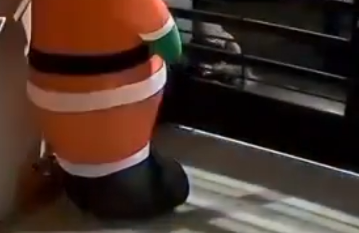 video-mostra-ladrao-roubando-‘papai-noel’