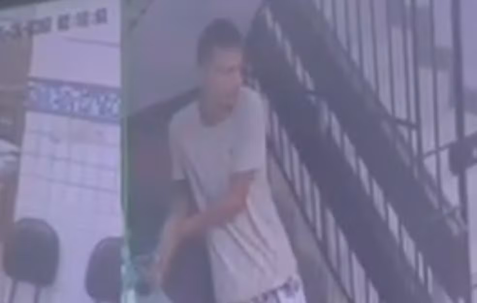 homem-escapa-de-algemas-e-foge-de-delegacia;-veja-video