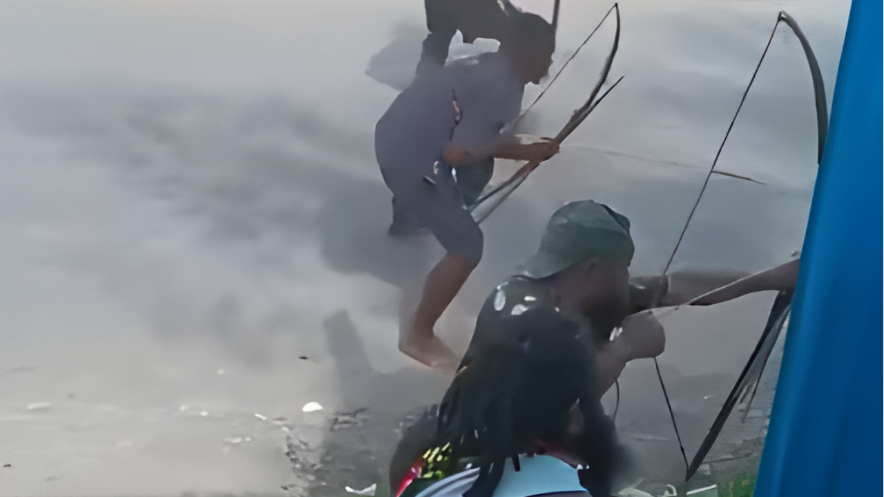 video-flagra-confronto-armado-com-arcos-e-flechas-entre-tribos-rivais-no-meio-da-rua