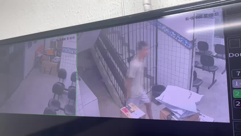 video:-homem-se-solta-de-algemas-e-foge-da-delegacia