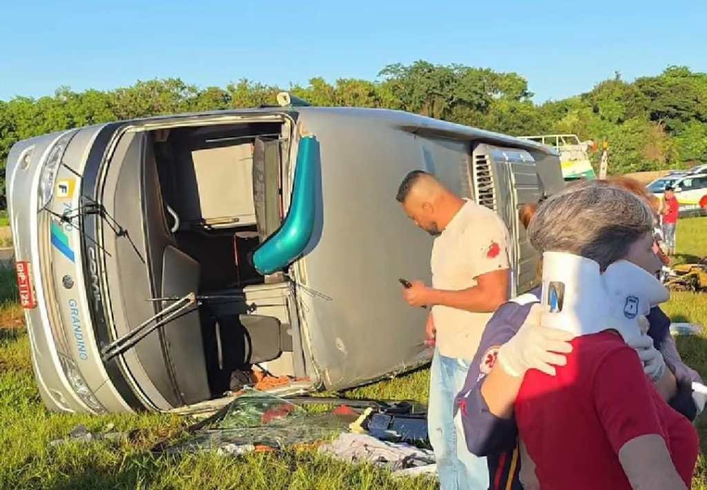 vespera-de-natal-e-marcada-por-grave-acidente-com-onibus-no-interior-de-sp