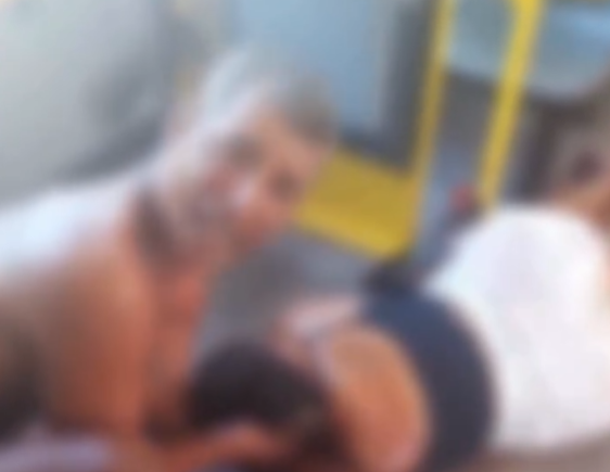 mulher-e-morta-a-facadas-durante-assalto-em-onibus-no-rj;-veja-o-video