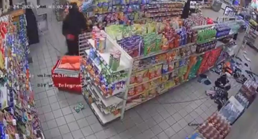 cameras-flagram-ladroes-arrancando-caixa-eletronico-com-carro-em-loja;-video