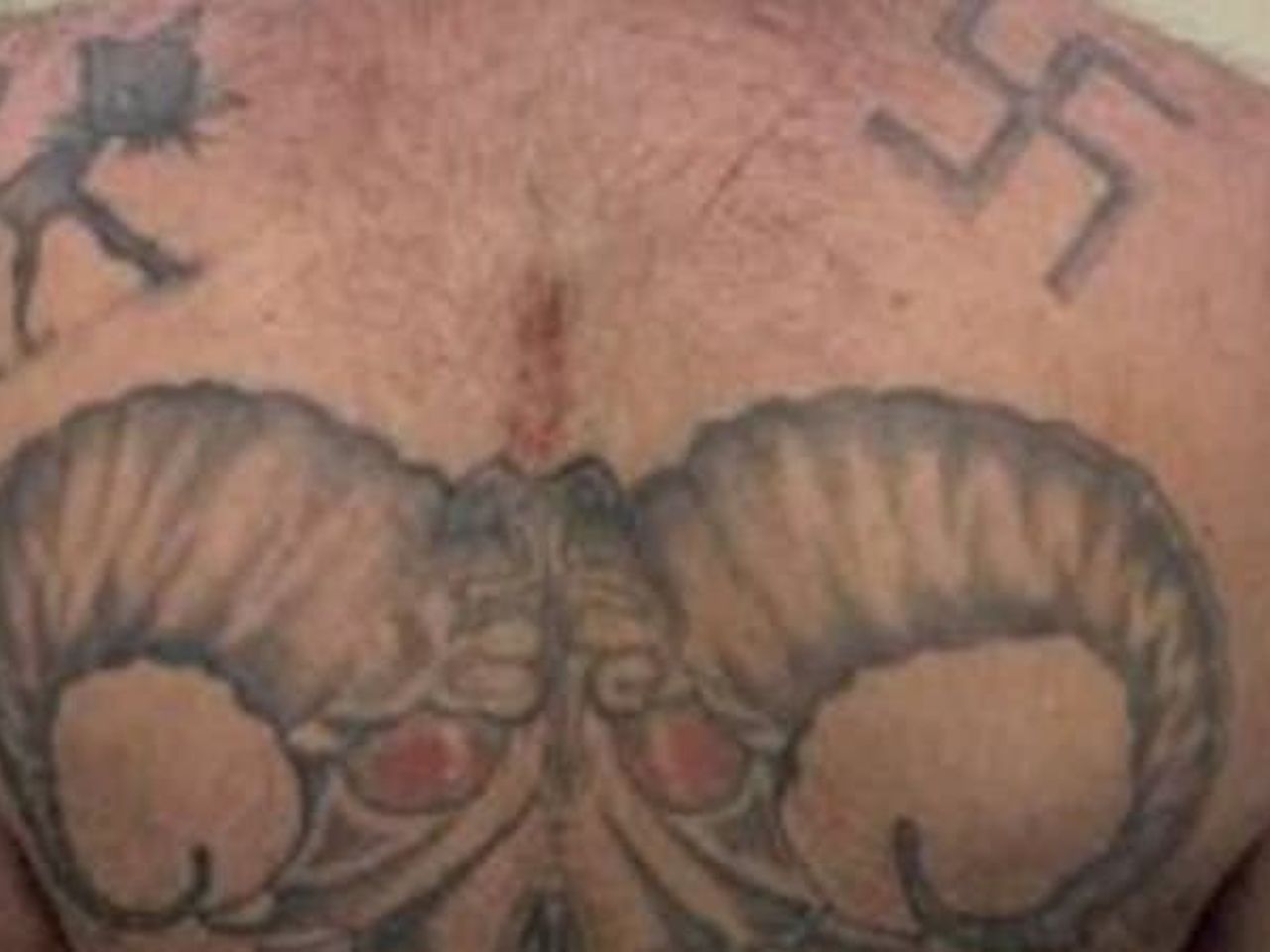 preso-por-racismo:-justica-nega-habeas-corpus-a-homem-com-tatuagens-nazistas