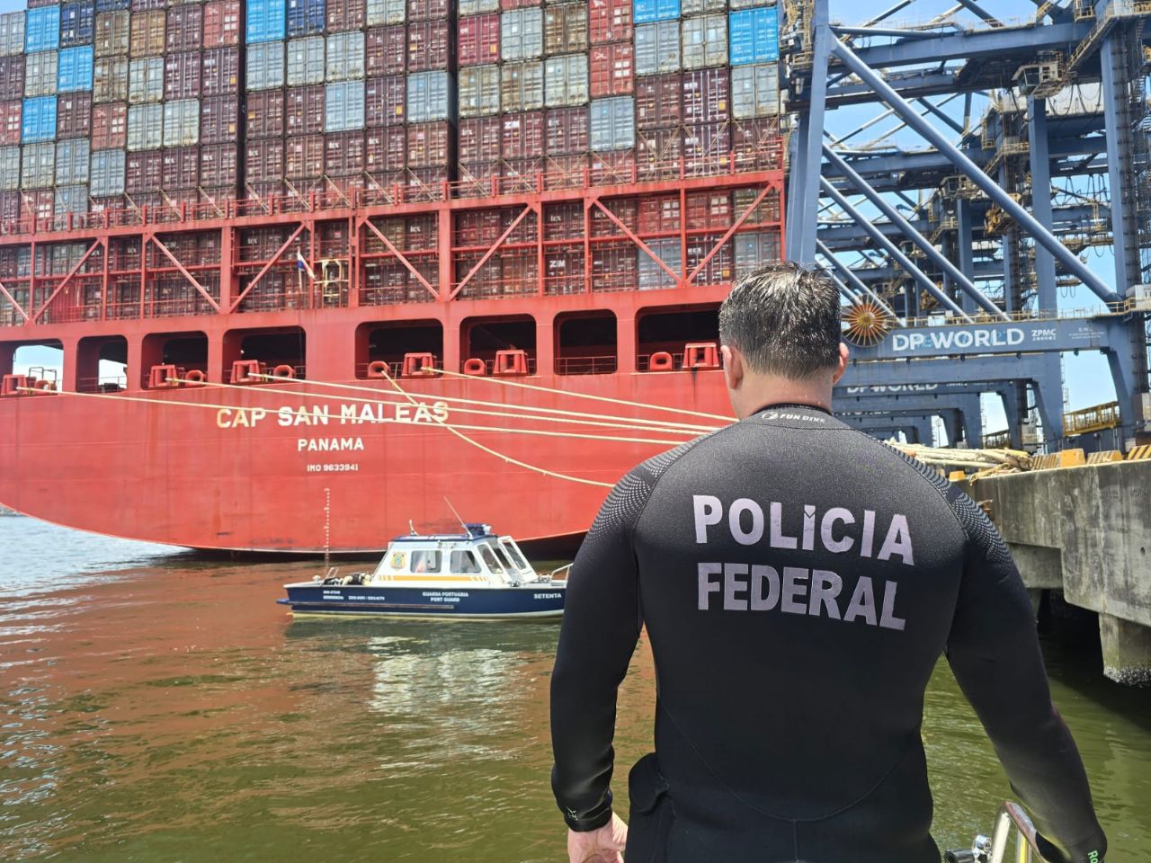 pf-apreende-mais-de-100-kg-de-cocaina-embaixo-de-navio