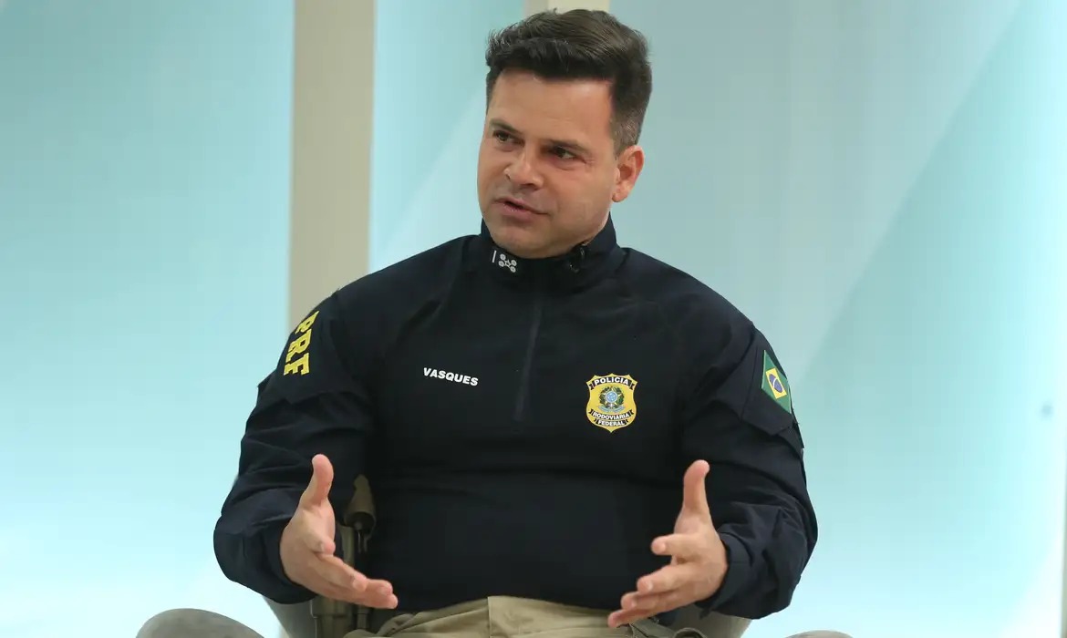 video-mostra-silvinei-vasques-sendo-levado-para-inspecao-antes-de-ser-preso