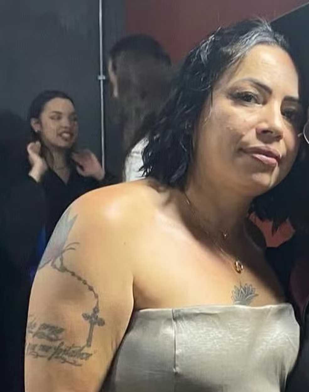 mulher-e-assassinada-com-mais-de-20-tiros-apos-ataque-de-moto