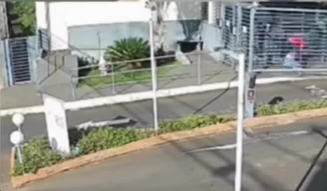 video-mostra-homem-agredindo-ex-namorada-na-portaria-de-condominio