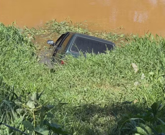pescador-encontra-carro-submerso-com-corpo-no-porta-malas