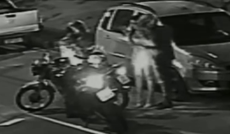 imagens-mostram-mulher-sendo-agredida-apos-solicitar-corrida-por-app