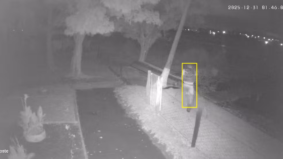 video-mostra-suspeito-com-perna-amputada-furtando-embarcacao-em-rancho