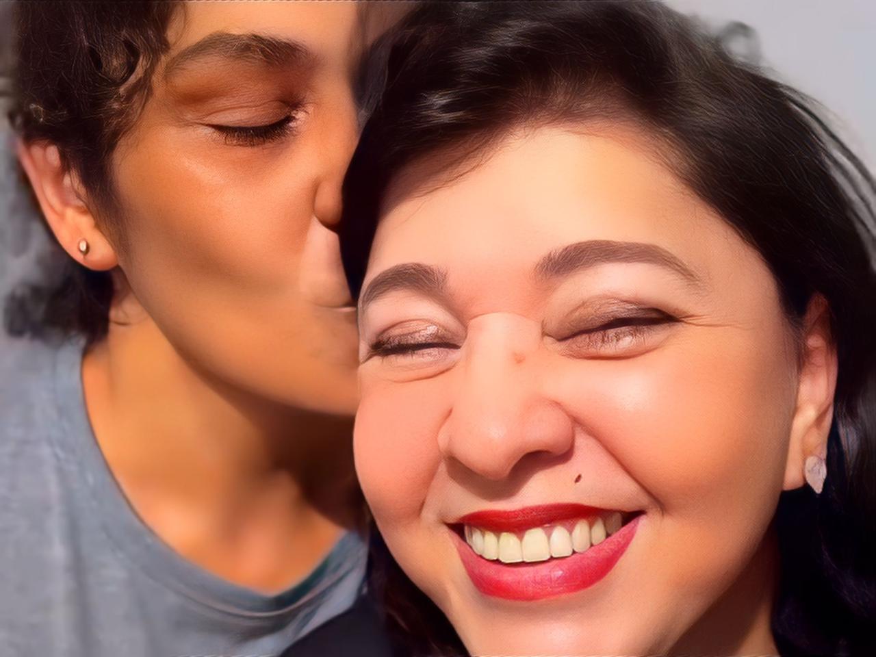 video:-roberta-miranda-consola-mae-de-tainara-durante-missa-e-comove-a-web