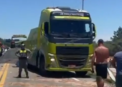 acidente-envolvendo-caminhao-e-onibus-deixa-seis-mortos;-veja