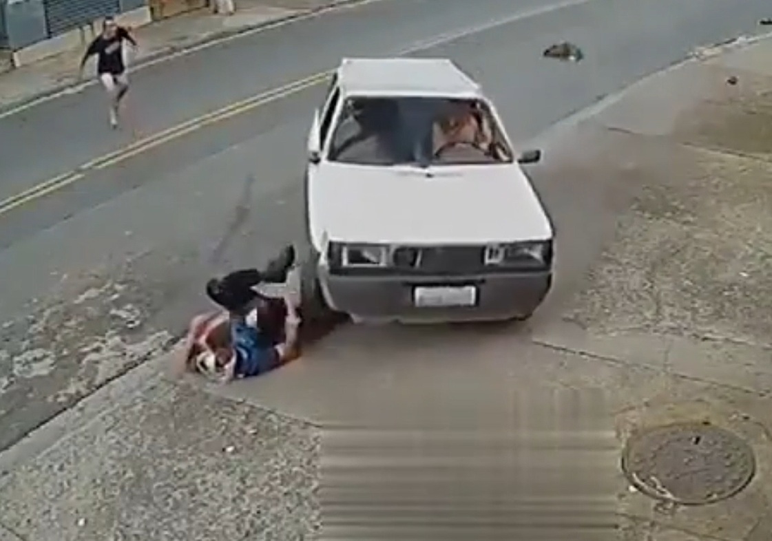 video-chocante:-apos-roubo,-motorista-atropela-e-da-‘cavalo-de-pau’-em-cima-de-ladroes