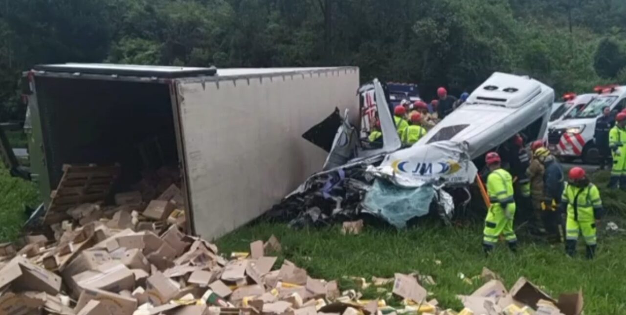 carreta-desgovernada-tomba-sobre-van-e-acidente-deixa-seis-mortos