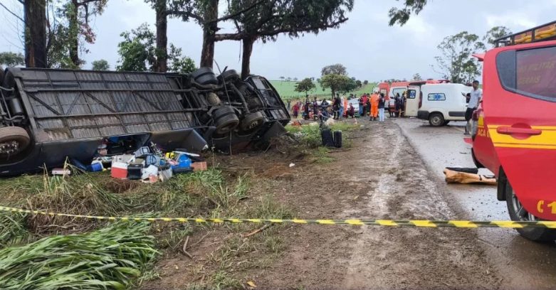 video:-onibus-de-turismo-derrapa-na-pista-e-acidente-deixa-tres-mortos