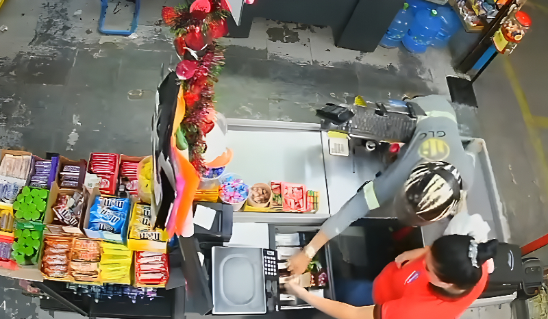 video-flagra-dupla-assaltando-supermercado-e-fugindo-com-dinheiro