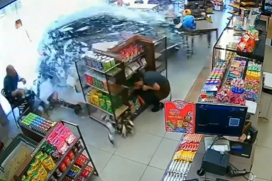 video:-carro-invade-loja-em-posto-de-gasolina-e-o-pior-acontece