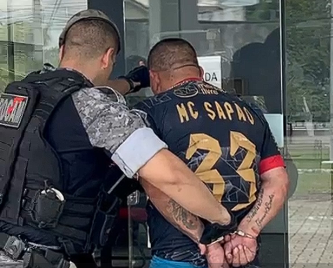 mc-sapao-e-preso-com-drogas-e-celulares;-veja-desfecho