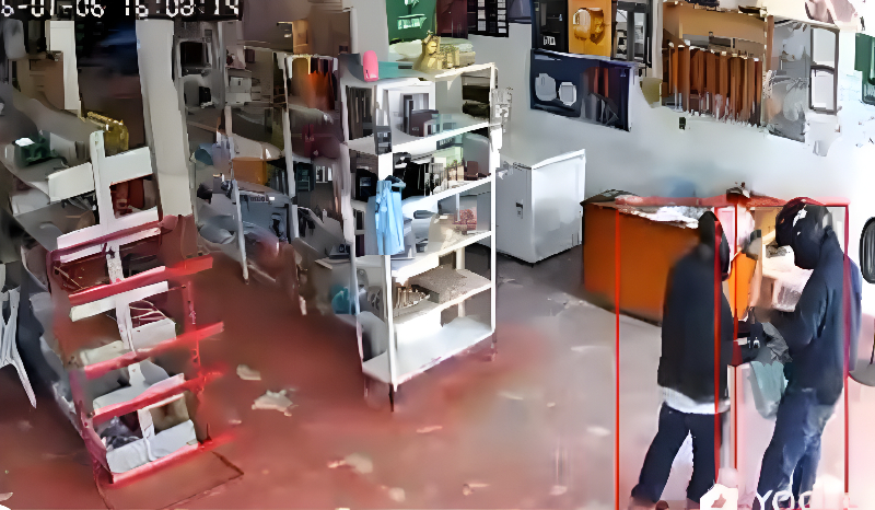 dupla-e-flagrada-invadindo-mercado-e-roubando-mercadoria-e-dinheiro;-veja-video