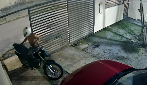 video:-assaltante-leva-moto-com-tranquilidade-de-dentro-de-garagem;-assista