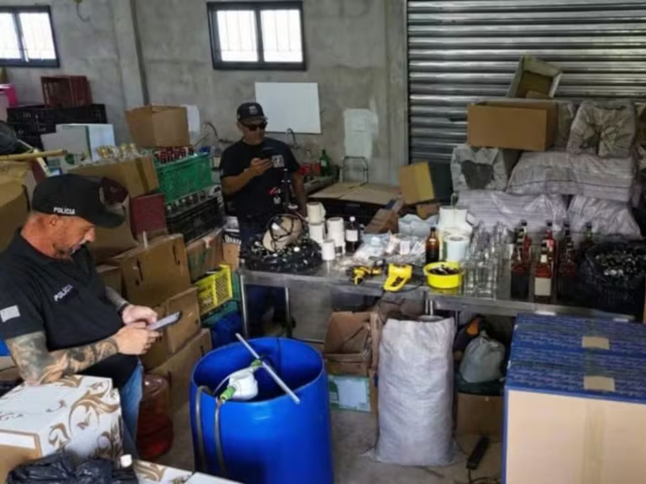 casal-e-preso-em-fabrica-clandestina-de-bebidas;-eles-estavam-com-r$-72-mil