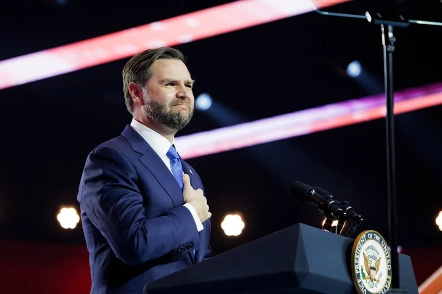 vice-de-trump-afirma-que-mulher-morta-por-agente-do-ice-foi-responsavel-pela-propria-morte