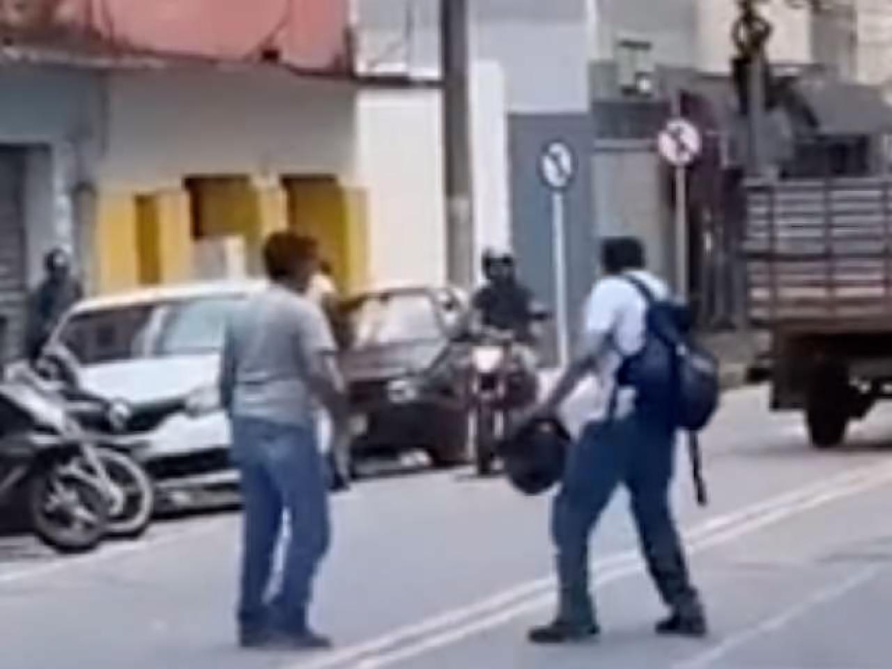 motociclista-morre-apos-ser-esfaqueado-em-briga-de-transito;-veja-videos