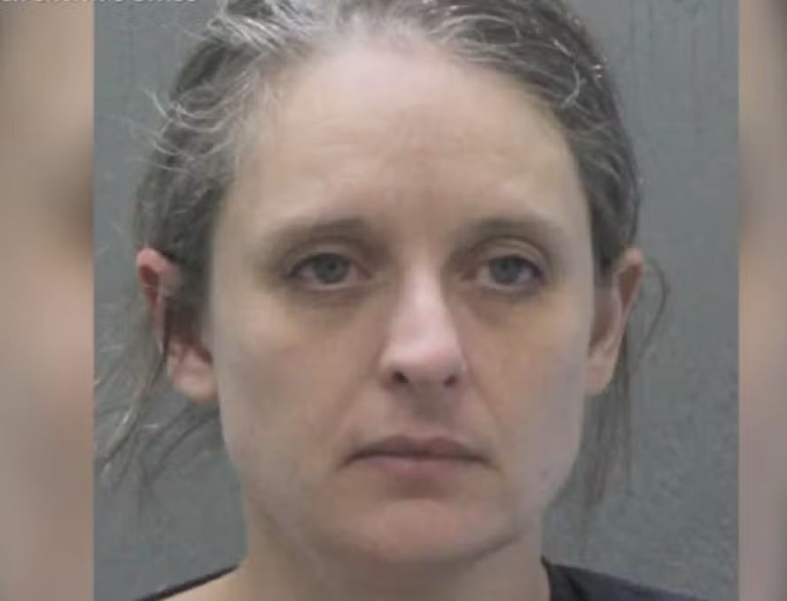 ‘sereia’-e-presa-pelada-apos-atacar-policial-que-tentava-tira-la-de-lagoa