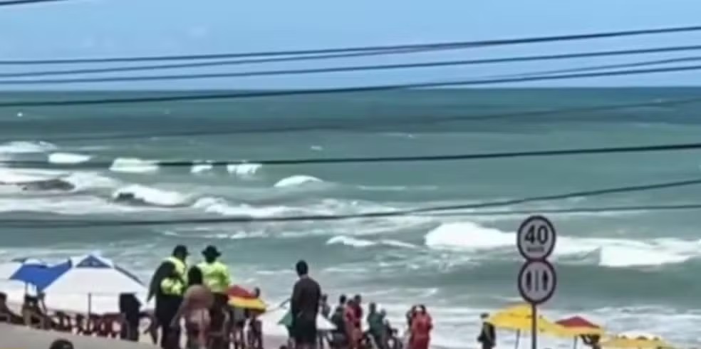 homem-tenta-esfaquear-agente-de-transito,-foge-para-o-mar-e-acaba-morrendo