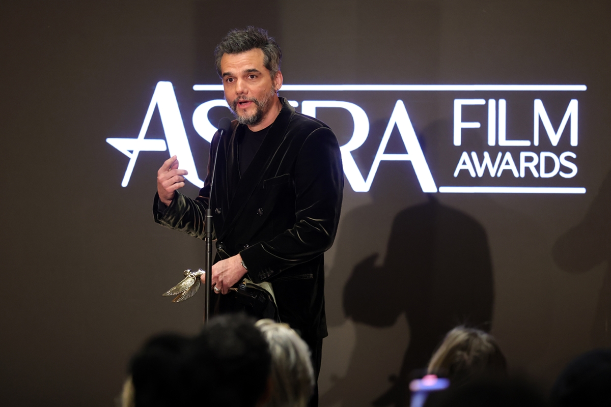 wagner-moura-e-premiado-em-hollywood-e-emociona-ao-lembrar-a-infancia
