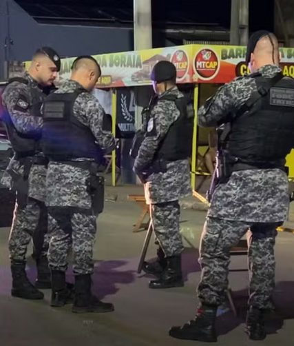 video:-homens-sao-mortos-a-tiros-em-frente-a-bar