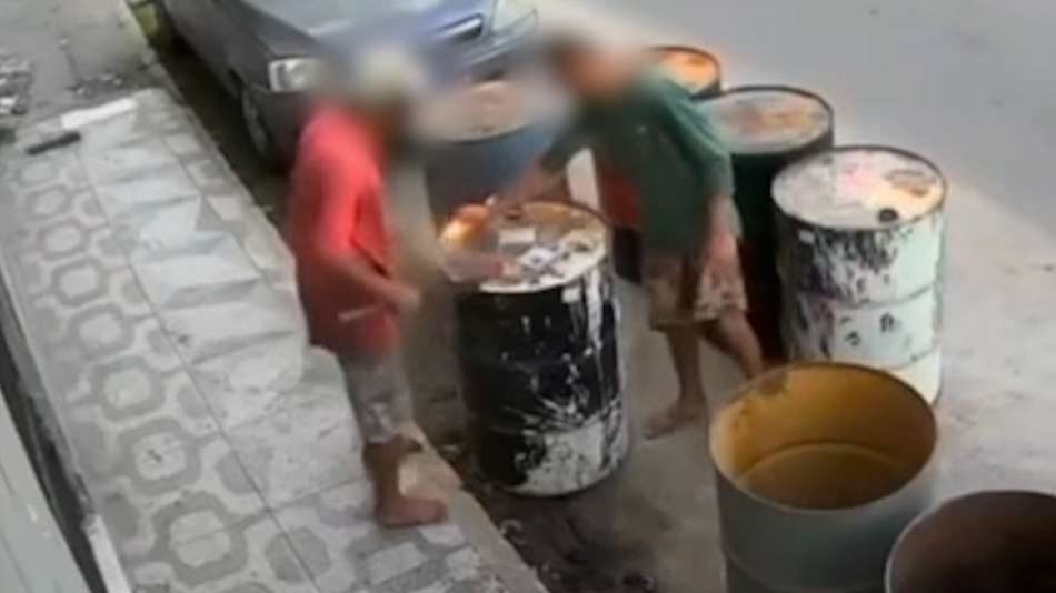jovens-acendem-isqueiro-em-cima-de-tonel-e-causam-explosao;-veja-video